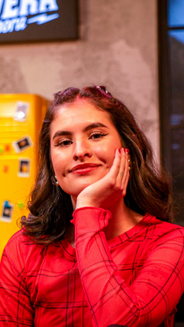 Foto de Carolina Rodríguez, Mange, con blusa roja