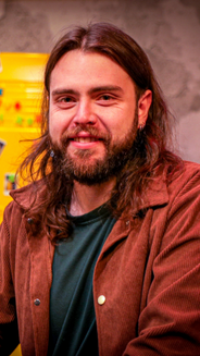 Foto de Tomás Reineles camiseta verde con chaqueta color ladrillo