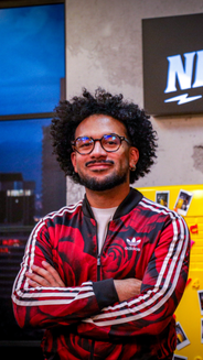 Foto de Óscar López con chaqueta roja con estampados negros y líneas blancas