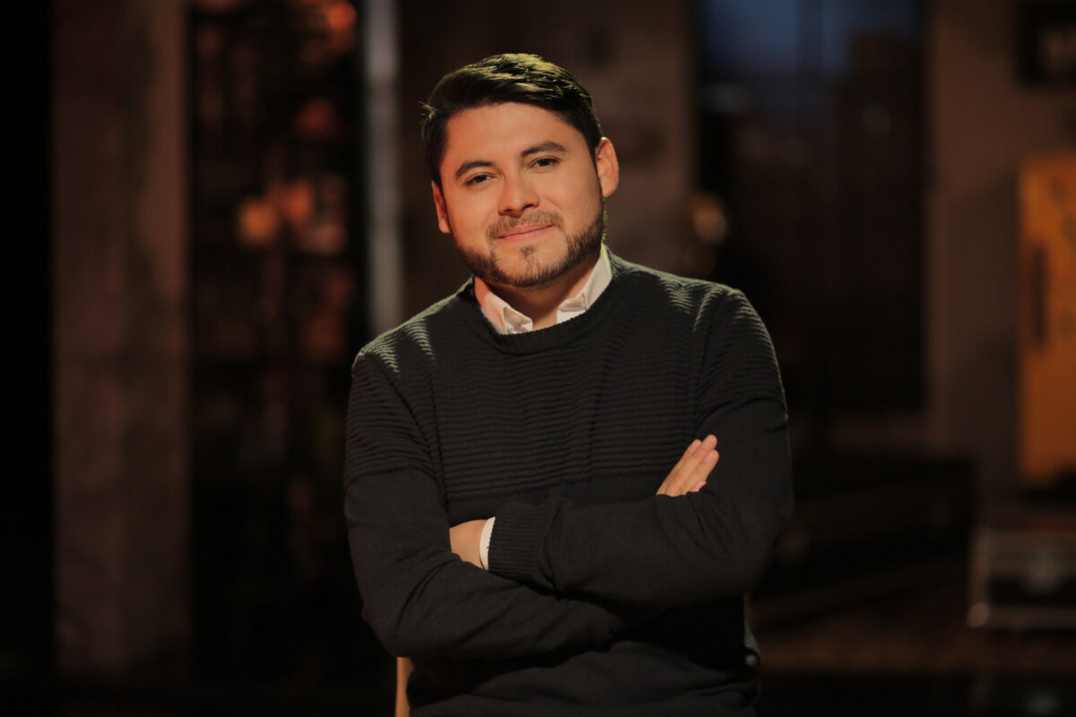 Cristian León, periodista de AHORA,  vestidocon saco negro y camisa blanca.