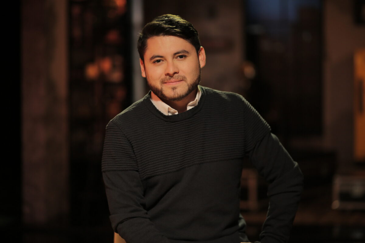 Cristian León, periodista de AHORA,  vestidocon saco negro y camisa blanca.