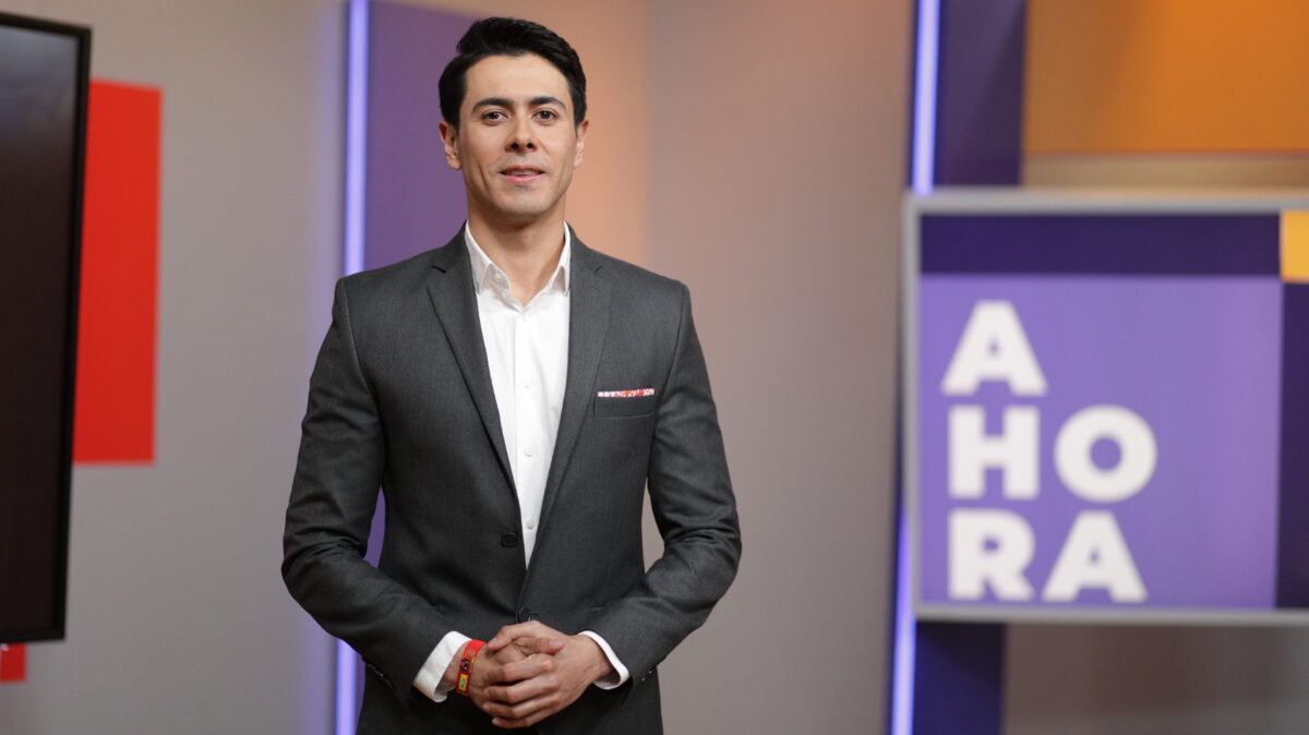 Carlos Díaz, presentador de AHORA. Vestido con un traje gris y camisa blanca. 