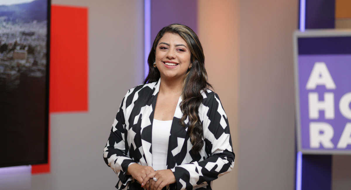 Estefanía Maldonado, periodista de AHORA, vestida con una chaqueta de animal print de vaca negra y blanca, con una camisa blanca en el set de AHORA.