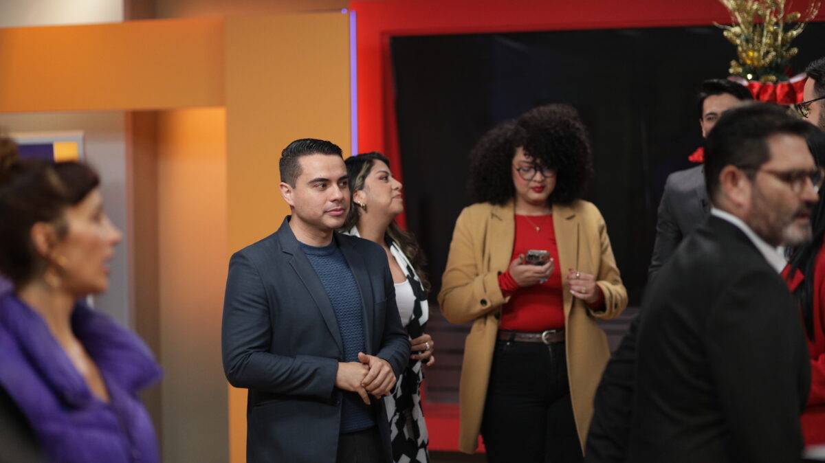 Yerson Caucha, en el set de AHORA, junto con Estefanía Maldonado, Jenny Bastidas, Juan Ossa. (izq a der)