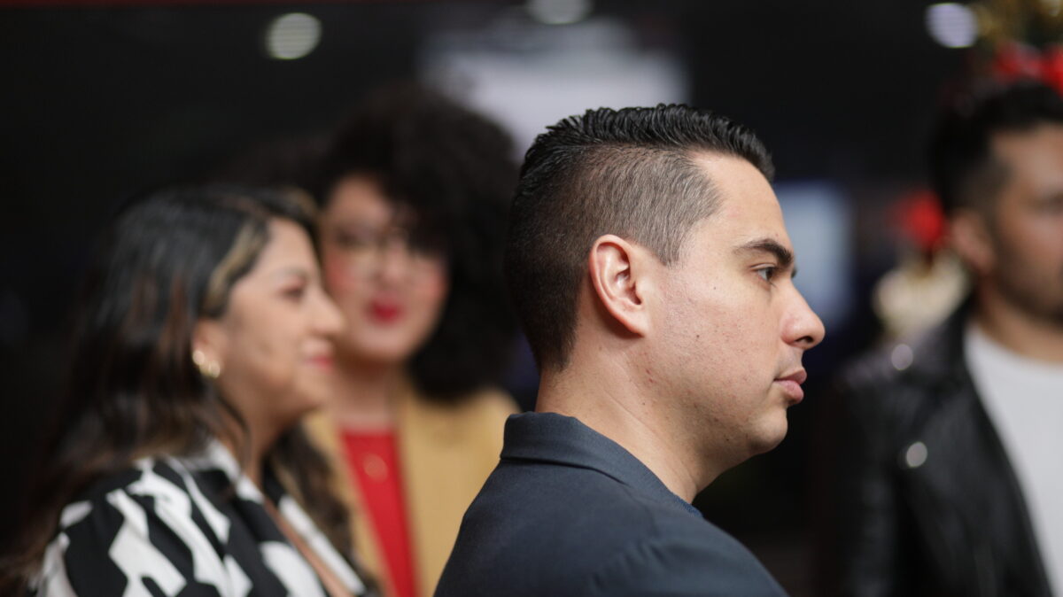 Yerson Caucha, en el set de AHORA, junto con Estefanía Maldonado, Jenny Bastidas, en el set de AHORA.