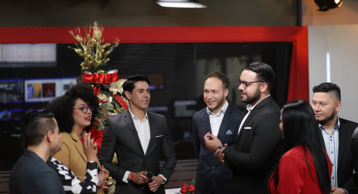 Foto de Yerson Caucha, Jenny Bastidas, Carlos Díaz, Miguel Porras, José Chinchilla, Alexandra Molina y Alexander vERA EN EL SET DE hota.