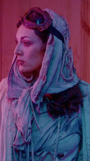 Foto de mujer plano medio de medio lado