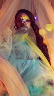 Foto de Danee Aro Belmont imagen completa donde se ve con un vestido