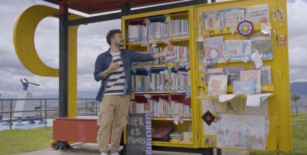 Los paraderos donde no se espera un bus, sino una historia